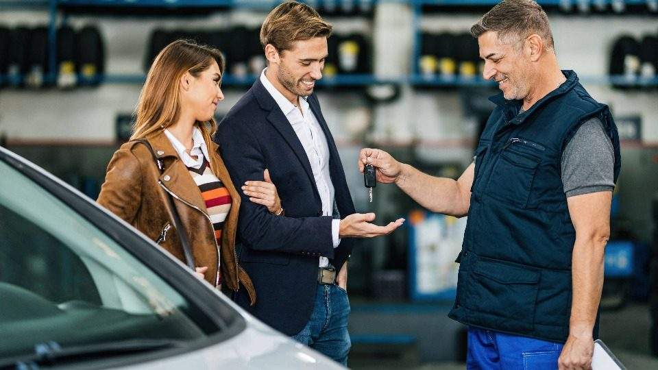 Autoankauf Rhede nimmt das Fahrzeug eines Paares entgegen
